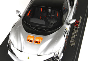 FERRARI SF90 XX STRADALE (Bianco Italia metallizzato e arancio flash)