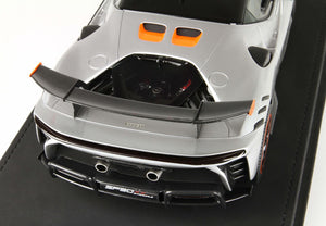 FERRARI SF90 XX STRADALE (Bianco Italia metallizzato e arancio flash)